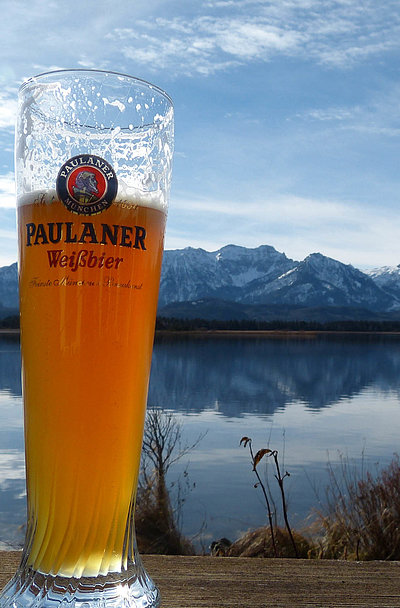 Biergärten im Oberallgäu - fast volles Bier; im Hintergrund Seen und Berge