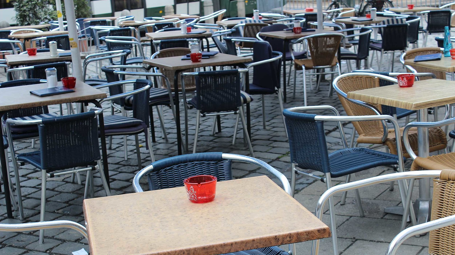 Cafés mit Terrasse in Ingolstadt - Außenbereich vom Café mit vielen schönen Sitzgelegenheiten