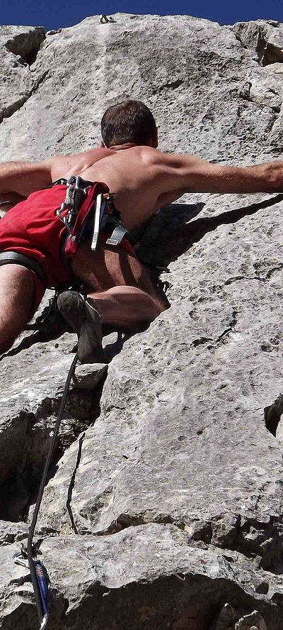 Outdoor-Freizeitangebote in Franken - Mann klettert einen Felsen hoch