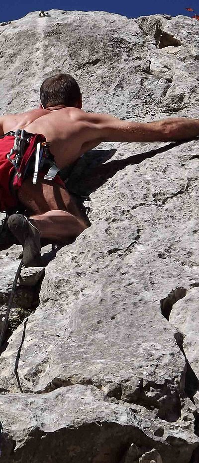 Outdoor-Freizeitangebote im Ostallgäu - Mann klettert einen Felsen hoch