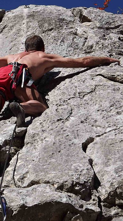 Outdoor-Freizeitangebote im Oberallgäu - Mann klettert einen Felsen hoch