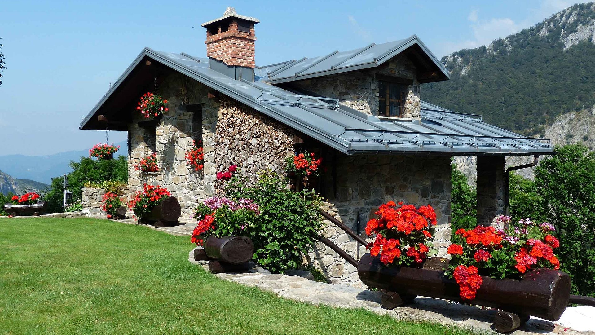 Exklusive Ferienwohnung in Franken - großes Ferienhaus mit ordentlichem Garten und Hügellandschaft im Hintergrund 