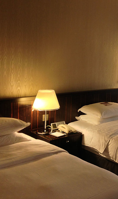 Unterkunft in Mittelfranken - sehr ordentliches Hotelzimmer mit zwei Betten, warmer Nachtlampe und Gardinen