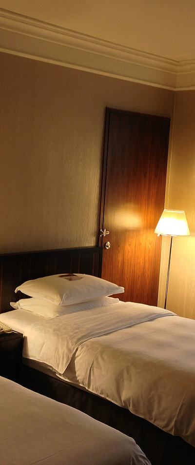 Pauschalangebote für Unterkünfte im Ostallgäu - sehr ordentliches Hotelzimmer mit zwei Betten, warmer Nachtlampe und Gardinen