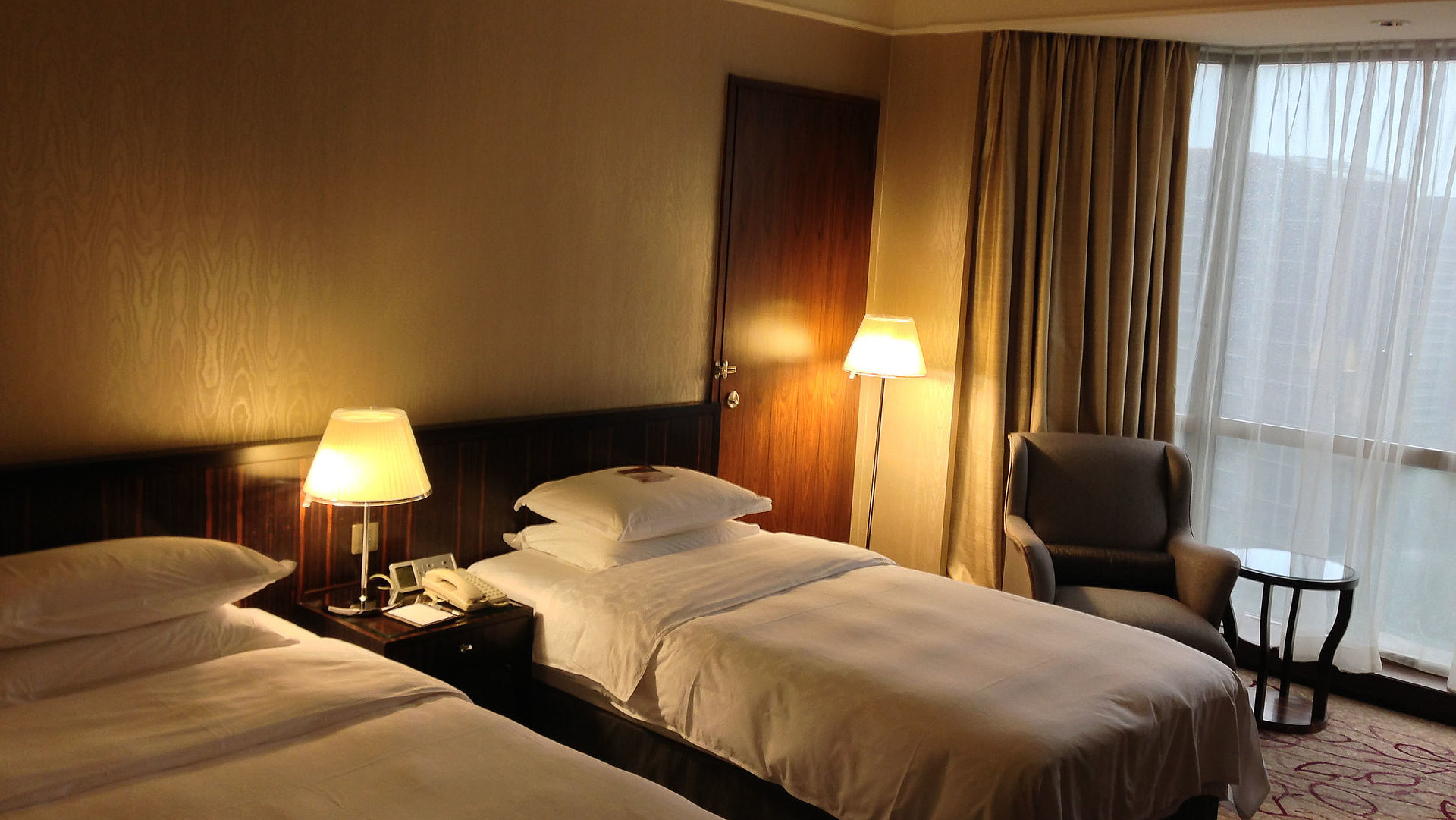 Pauschalen während der Woche in Franken - sehr ordentliches Hotelzimmer mit zwei Betten, warmer Nachtlampe und Gardinen 