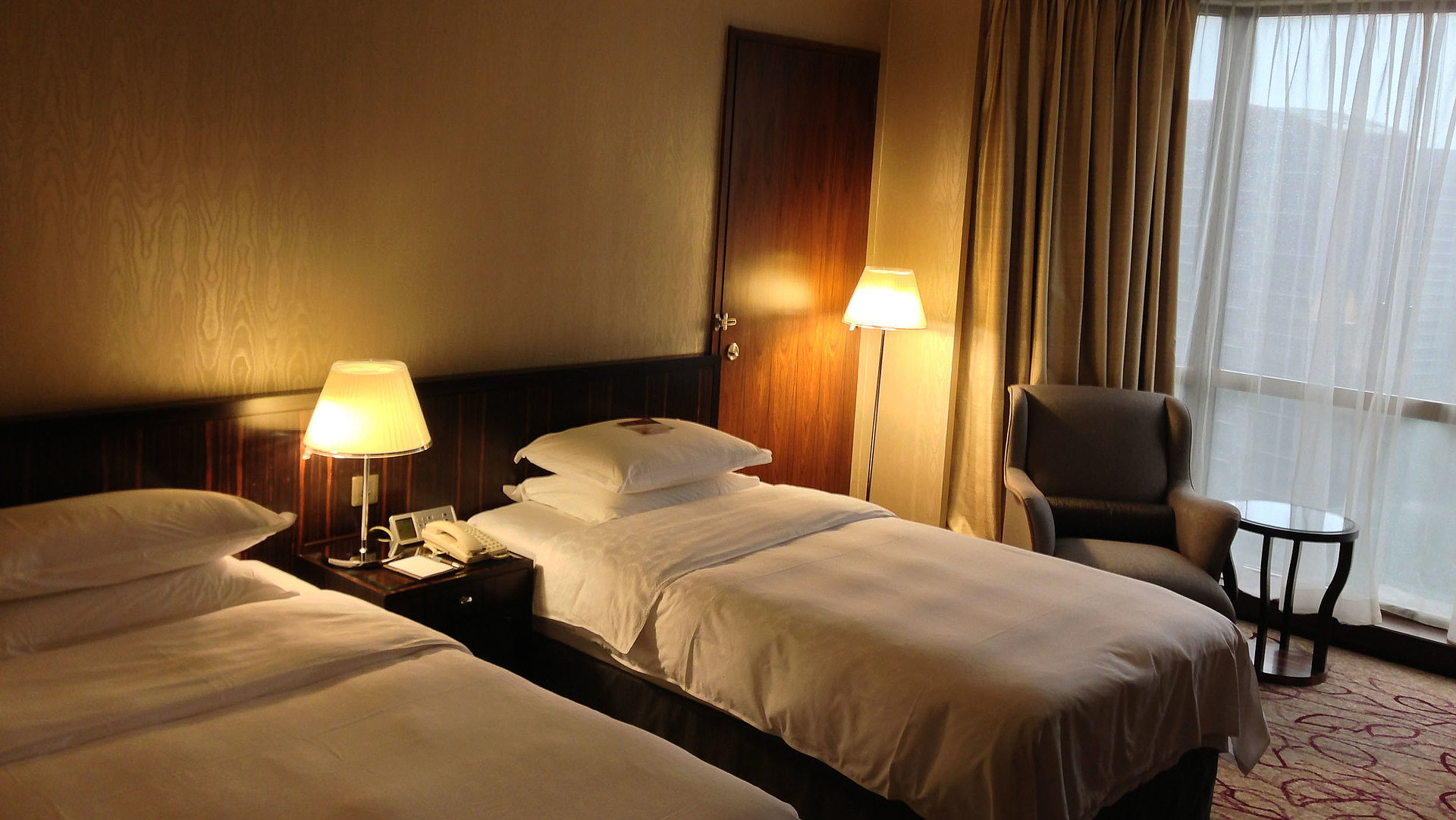 Unterkunft in Mittelfranken - sehr ordentliches Hotelzimmer mit zwei Betten, warmer Nachtlampe und Gardinen