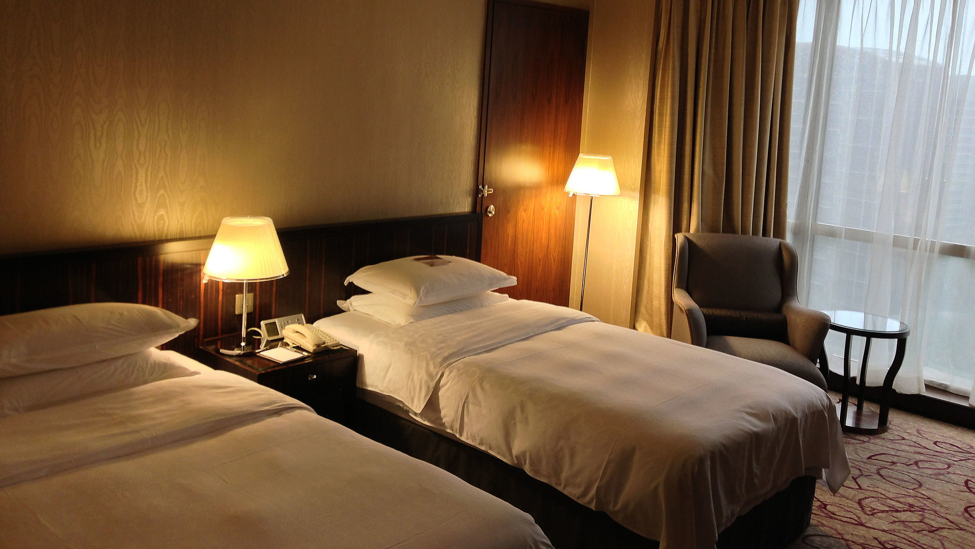 Pauschalangebote für die gesamte Woche für Unterkünfte in der Fränkischen Schweiz - sehr ordentliches Hotelzimmer mit zwei Betten, warmer Nachtlampe und Gardinen