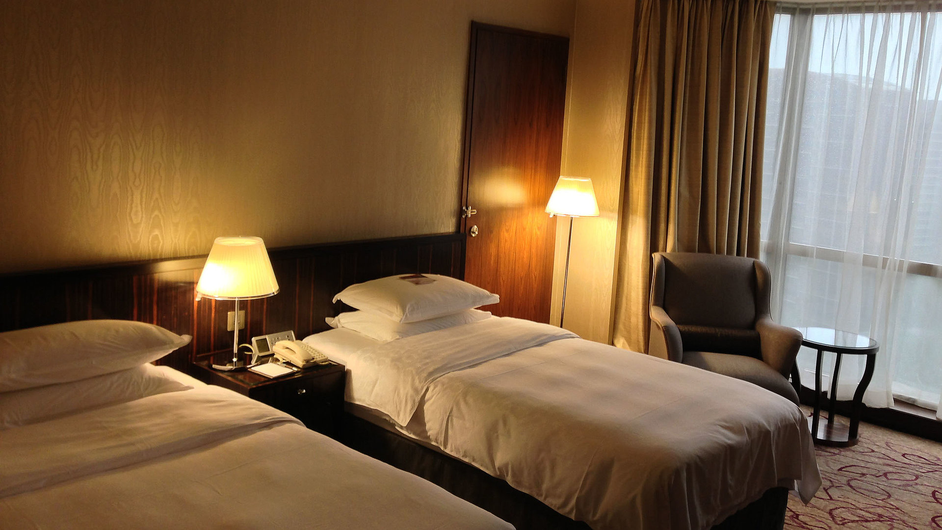 Unterkunft in Oberfranken - sehr ordentliches Hotelzimmer mit zwei Betten, warmer Nachtlampe und Gardinen