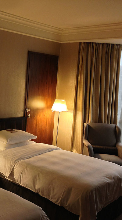 Pauschalangebote für eine Woche Unterkunft im Fichtelgebirge - sehr ordentliches Hotelzimmer mit zwei Betten, warmer Nachtlampe und Gardinen