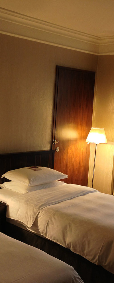 Pauschalen für das Wochenende im Oberallgäu - sehr ordentliches Hotelzimmer mit zwei Betten, warmer Nachtlampe und Gardinen 
