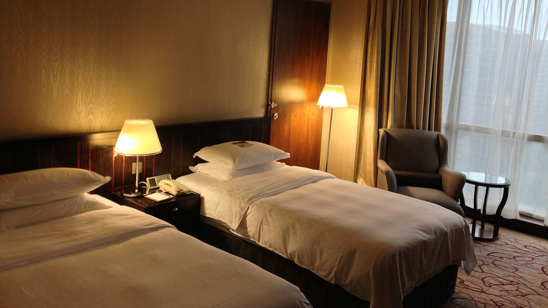 Übernachten im Video in Mittelfranken - sehr ordentliches Hotelzimmer mit zwei Betten, warmer Nachtlampe und Gardinen