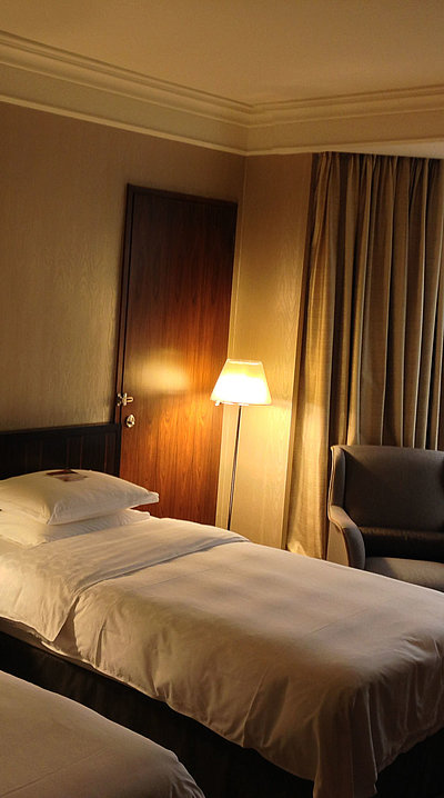 Pauschalen für Wochenenden in Oberbayern - sehr ordentliches Hotelzimmer mit zwei Betten, warmer Nachtlampe und Gardinen