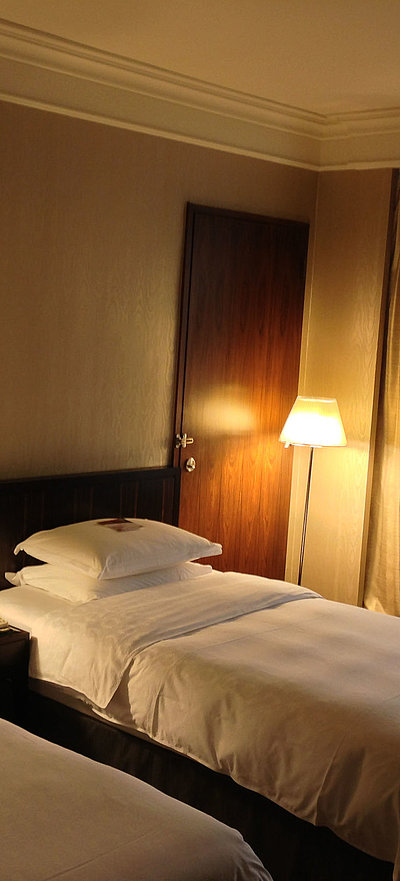 Pauschalangebote für Unterkunft im Oberallgäu - sehr ordentliches Hotelzimmer mit zwei Betten, warmer Nachtlampe und Gardinen
