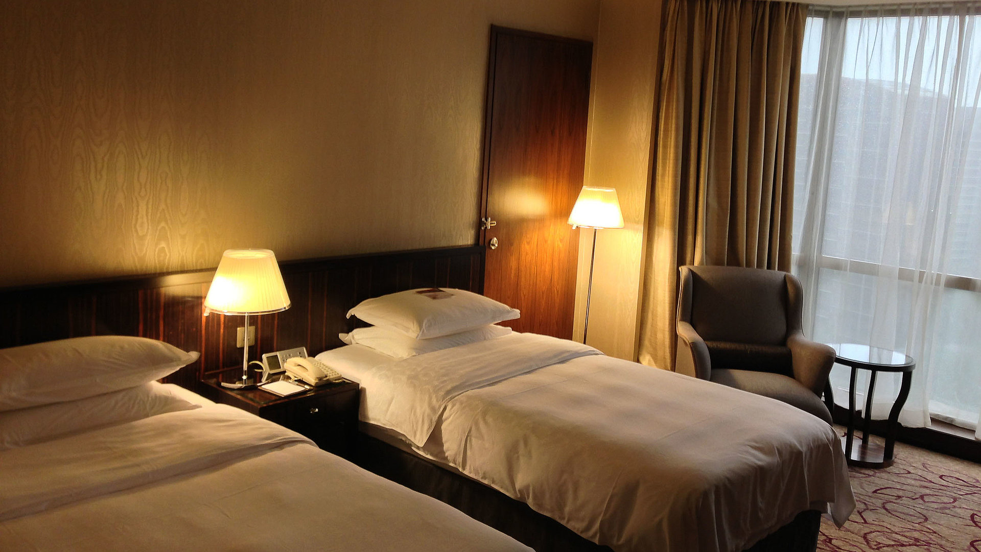 Pauschalangebote Unterkunft in Ostbayern - sehr ordentliches Hotelzimmer mit zwei Betten, warmer Nachtlampe und Gardinen 