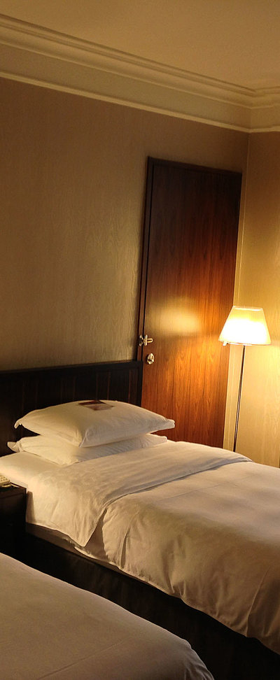 Pauschalangebote für eine Woche im Ostallgäu - sehr ordentliches Hotelzimmer mit zwei Betten, warmer Nachtlampe und Gardinen