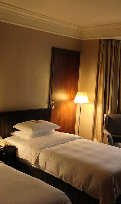 Unterkünfte im Fichtelgebirge - sehr ordentliches Hotelzimmer mit zwei Betten, warmer Nachtlampe und Gardinen
