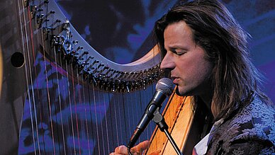 Auf dem Weg zur Weihnacht – Lichterwanderung und Christmette im Ölschnitztal - Andy Lang an der Harfe