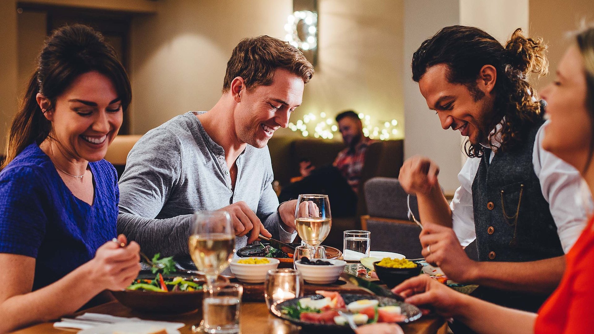 Gastronomie in Mittelfranken - eine Gruppe von Gästen lacht zusammen an einem bedeckten Tisch