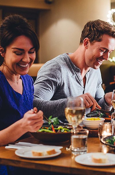 Gastronomie in Ostbayern - eine Gruppe von Gästen lacht zusammen an einem bedeckten Tisch