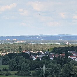 Blick vom Solarberg Fuerth in Richtung Walberla. In der Ferne Hochhaeuser Erlangens und Wlberla am Horizont