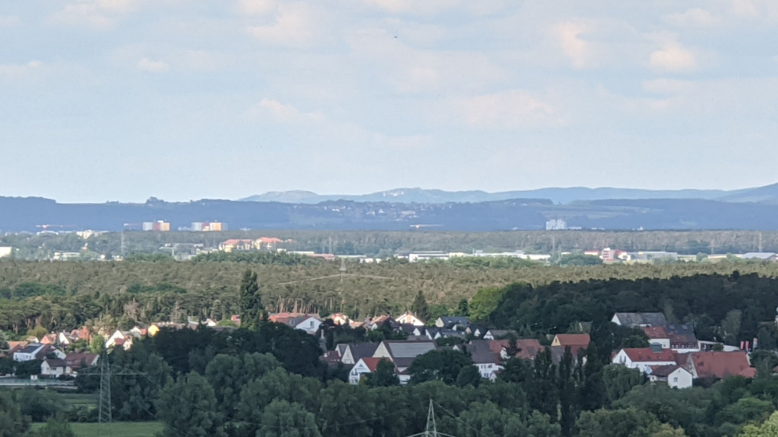 Blick vom Solarberg Fuerth in Richtung Walberla. In der Ferne Hochhaeuser Erlangens und Wlberla am Horizont