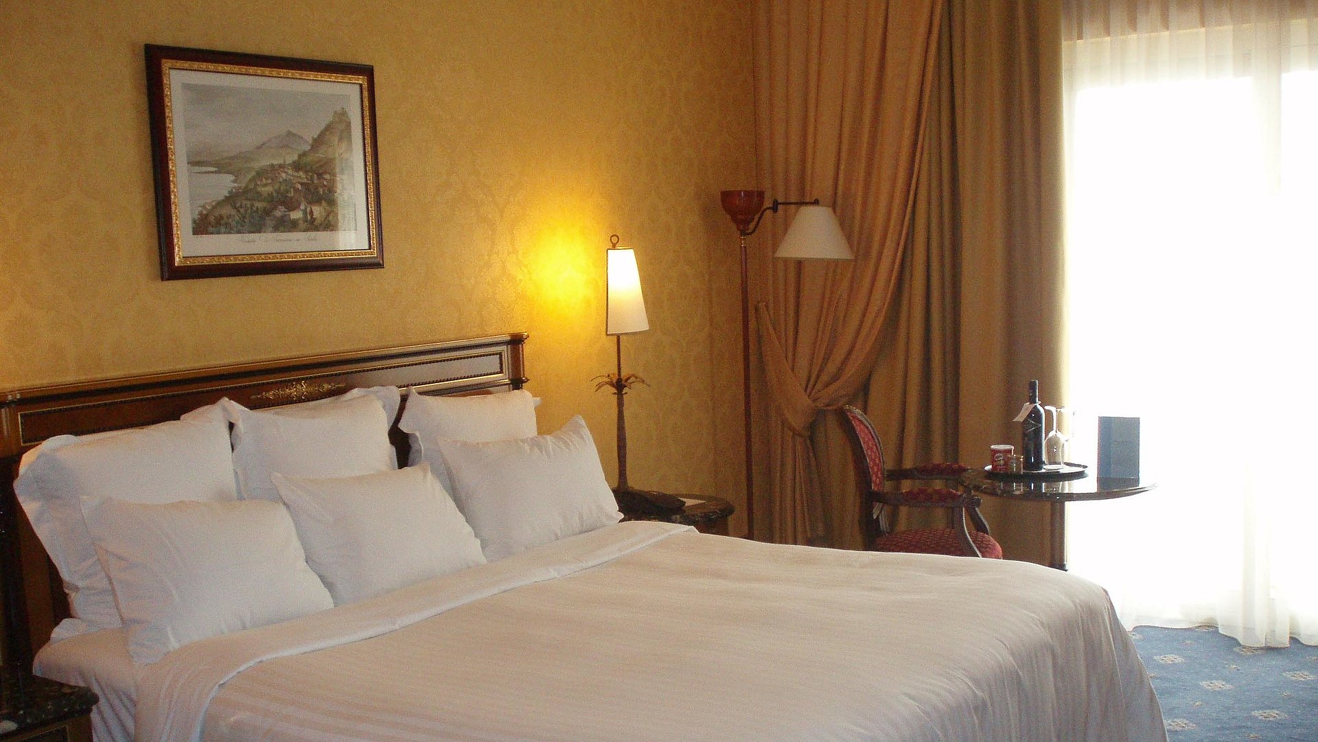 Pensionen und Gasthöfe für Gruppen in Oberfranken - sehr ordentliches Hotelzimmer mit großem Bett, warmer Nachtlampe und mittelgroßem Wandgemälde
