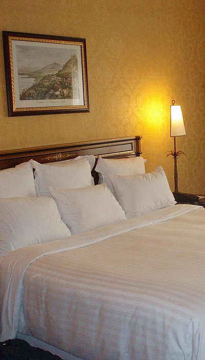 Pauschalen für Wochentage in Mittelfranken - sehr ordentliches Hotelzimmer mit großem Bett, warmer Nachtlampe und mittelgroßem Wandgemälde