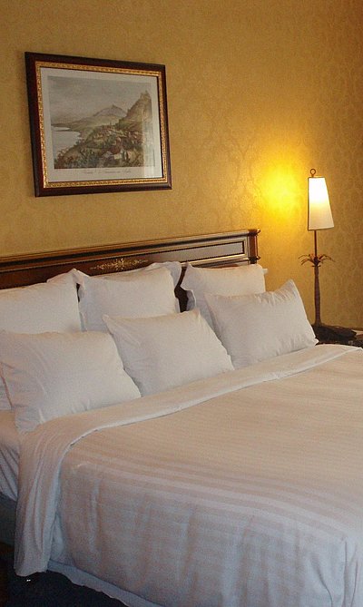 Pensionen und Gasthöfe für Gruppen in Oberbayern - sehr ordentliches Hotelzimmer mit großem Bett, warmer Nachtlampe und mittelgroßem Wandgemälde