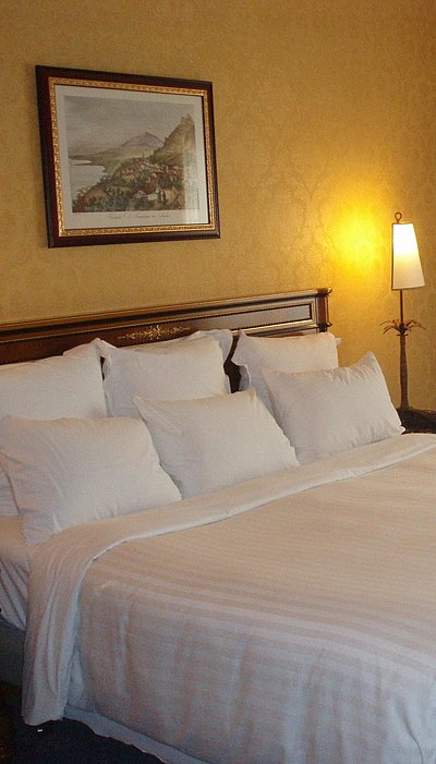 Pauschalangebote für Wochentagsunterkünfte in Franken - sehr ordentliches Hotelzimmer mit großem Bett, warmer Nachtlampe und mittelgroßem Wandgemälde