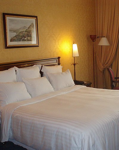 Hotels für Gruppen im Fichtelgebirge - sehr ordentliches Hotelzimmer mit großem Bett, warmer Nachtlampe und Wandgemälde