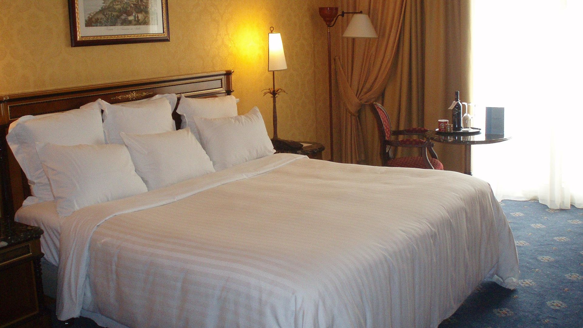 Pauschalen während der Woche in Oberbayern - sehr ordentliches Hotelzimmer mit großem Bett, warmer Nachtlampe und mittelgroßem Wandgemälde 