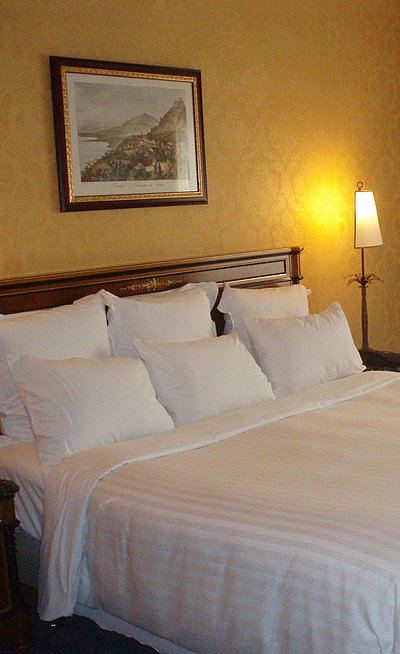 NürnbergMesse - Nahe Gastronomie und Unterkünfte - sehr ordentliches Hotelzimmer mit großem Bett, warmer Nachtlampe und Wandgemälde 