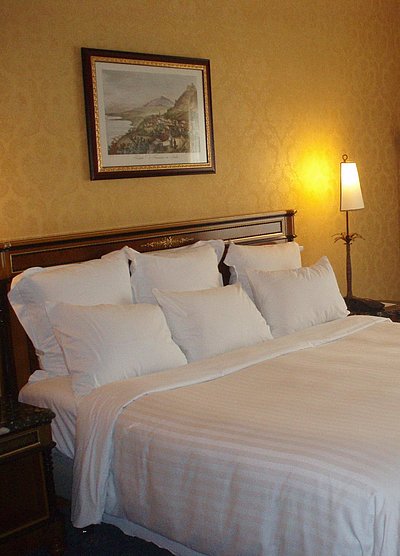 Pauschalen für eine Woche in Ostbayern - sehr ordentliches Hotelzimmer mit großem Bett, warmer Nachtlampe und mittelgroßem Wandgemälde