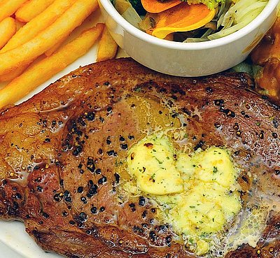 Steak Essen in Nürnberg - Teller gefüllt mit Steak, Salat und Pommes