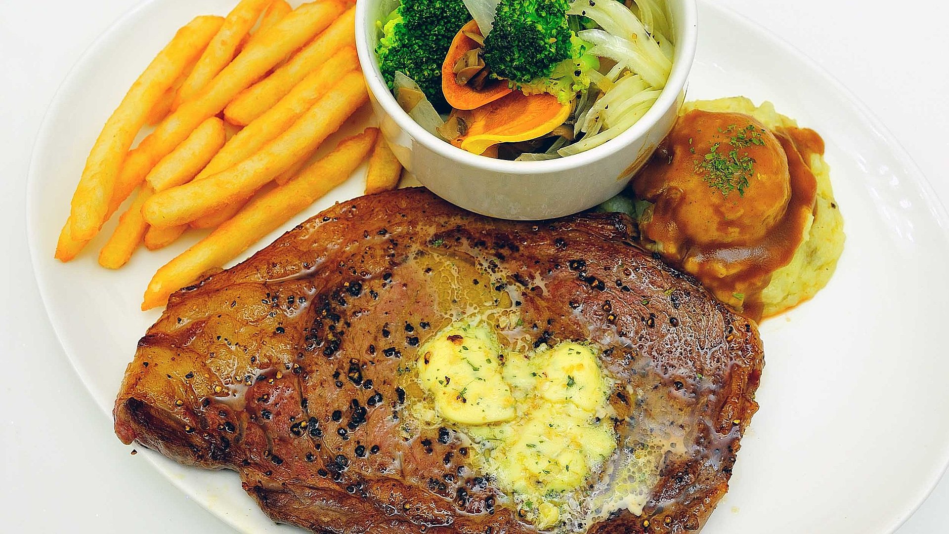 Steak essen in Franken - Teller gefüllt mit Steak, Salat und Pommes