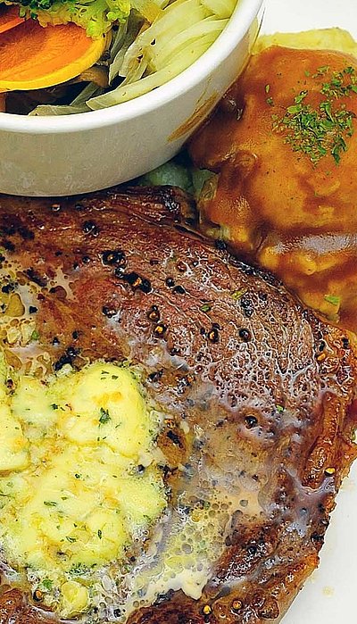 Steak Essen in Oberfranken - Teller gefüllt mit Steak, Salat und Pommes