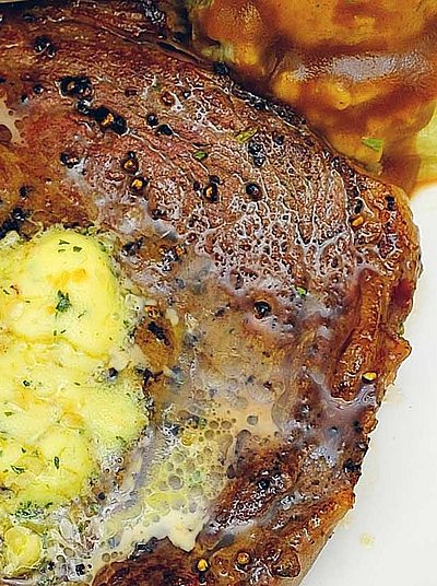 Steak Essen in Mittelfranken - Teller gefüllt mit Steak, Salat und Pommes