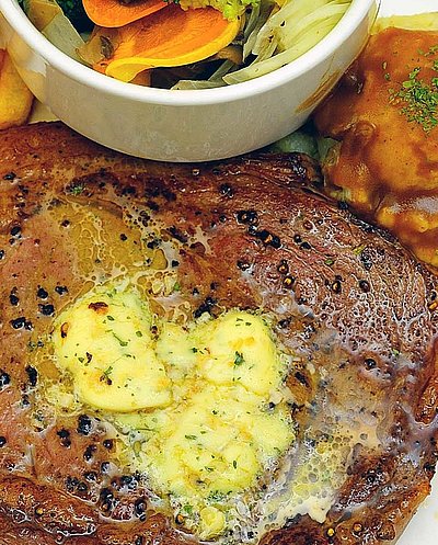 Steak Essen in Franken - Teller gefüllt mit Steak, Salat und Pommes