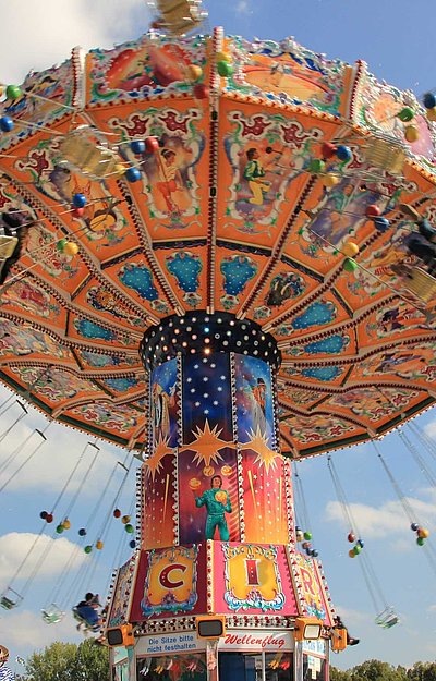 Events im Oberallgäu - großes Ketten-Karusell mit vielen Gästen befindet sich in Bewegung 