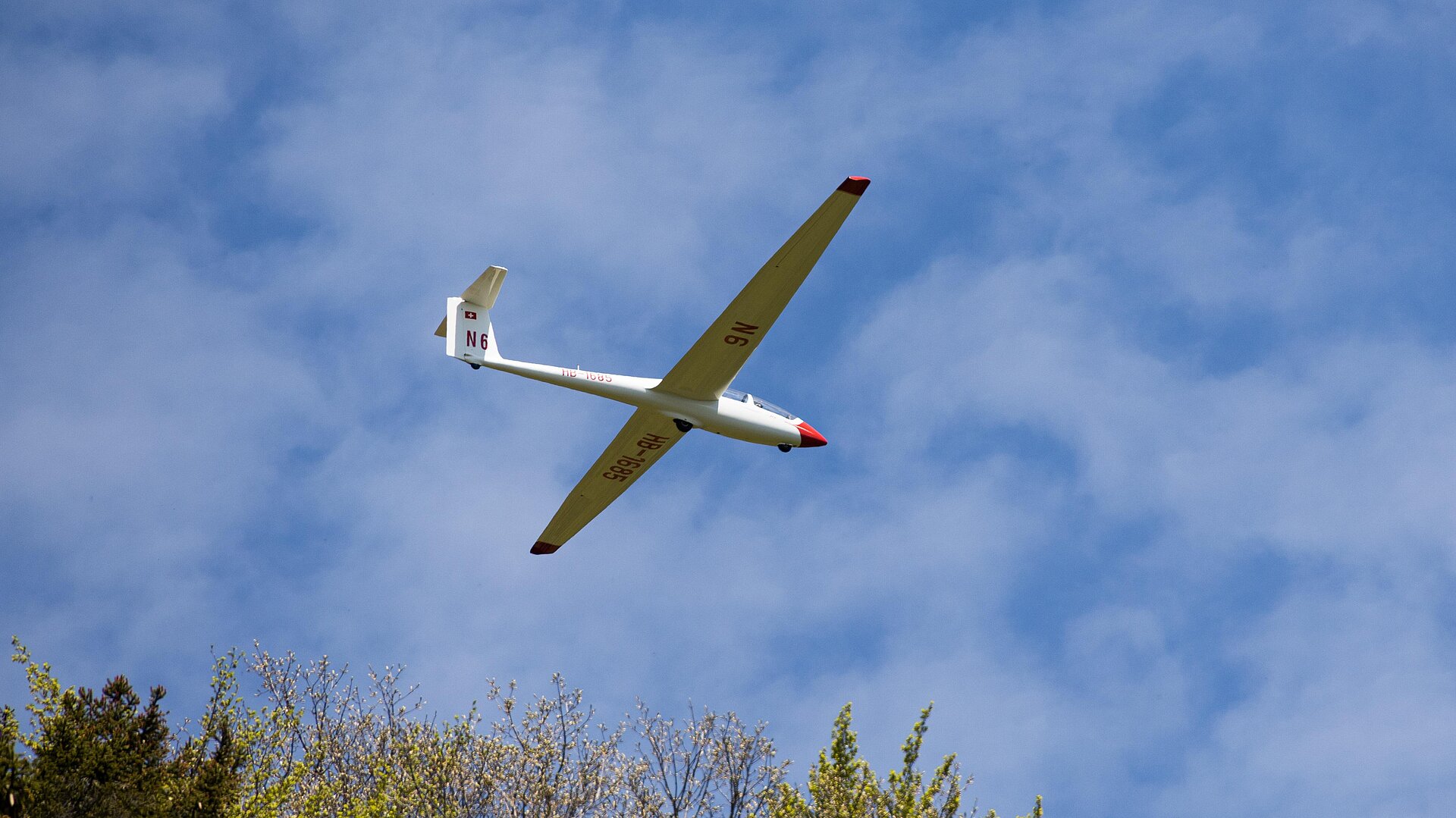 Segelfliegen in Bad Kissingen - Segelflugzeug am Himmel
