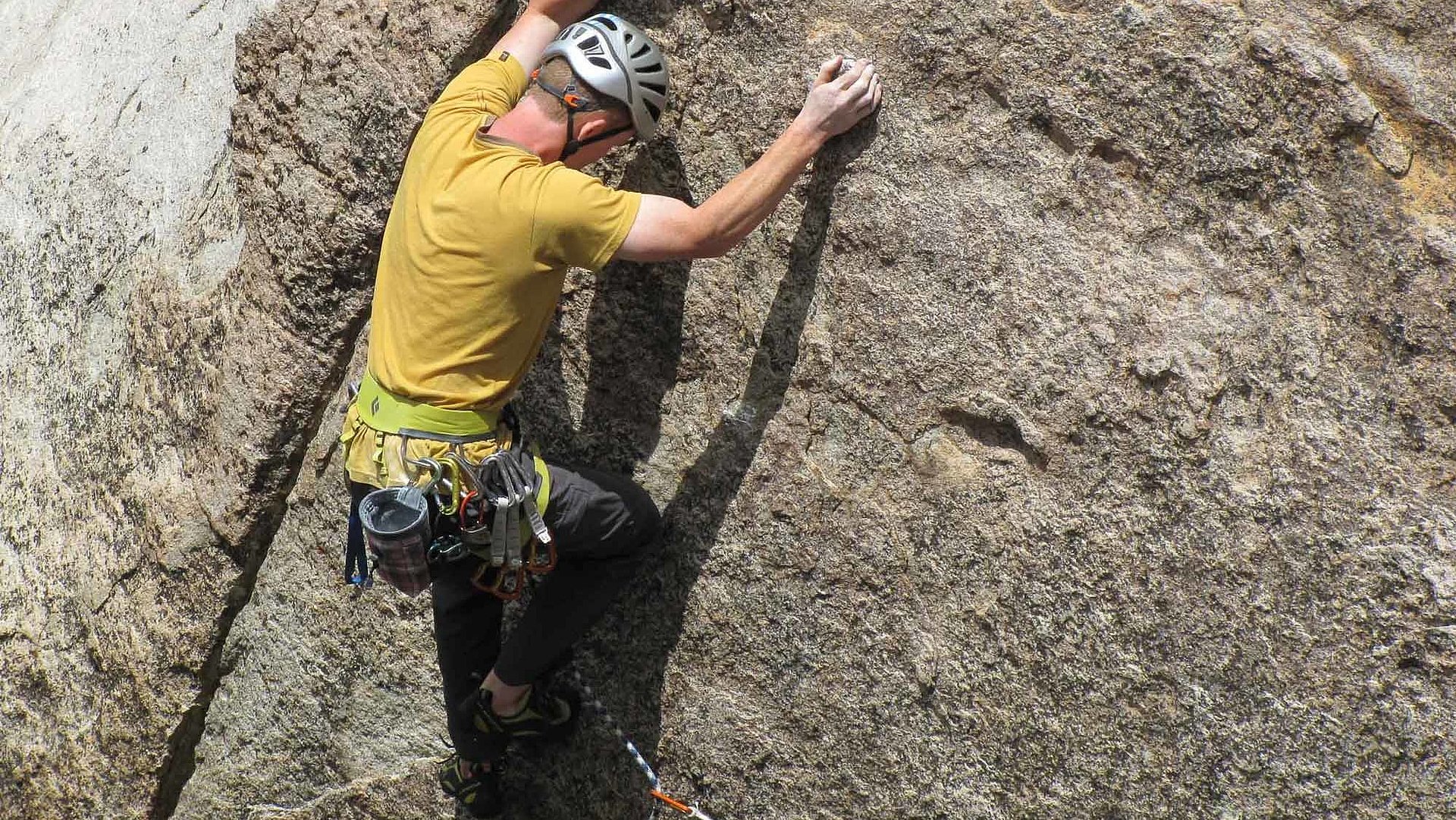 Outdoor-Freizeitangebote in Ostbayern - Mann klettert einen Felsen hoch