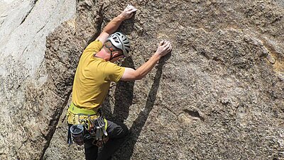 Klettern im Frankenjura Klettern im Frankenjura - Kletterer an der Felswand