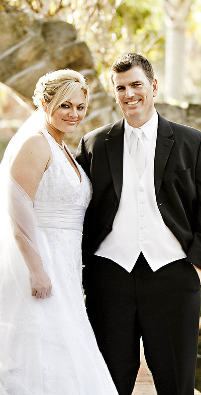 Heiraten im Oberallgäu - junges Ehepaar lächelt in die Kamera