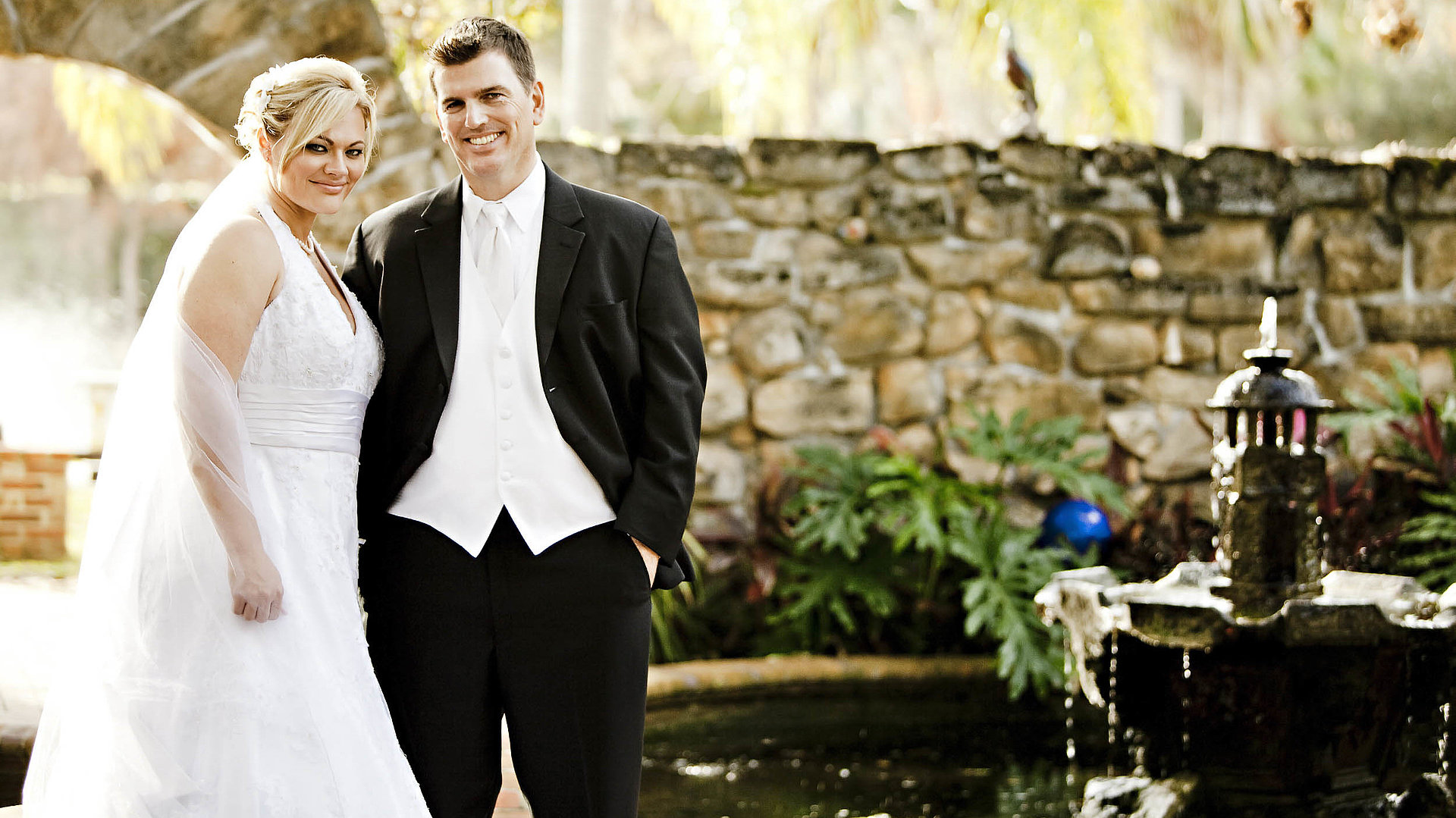 Heiraten in Franken - junges Ehepaar lächelt in die Kamera