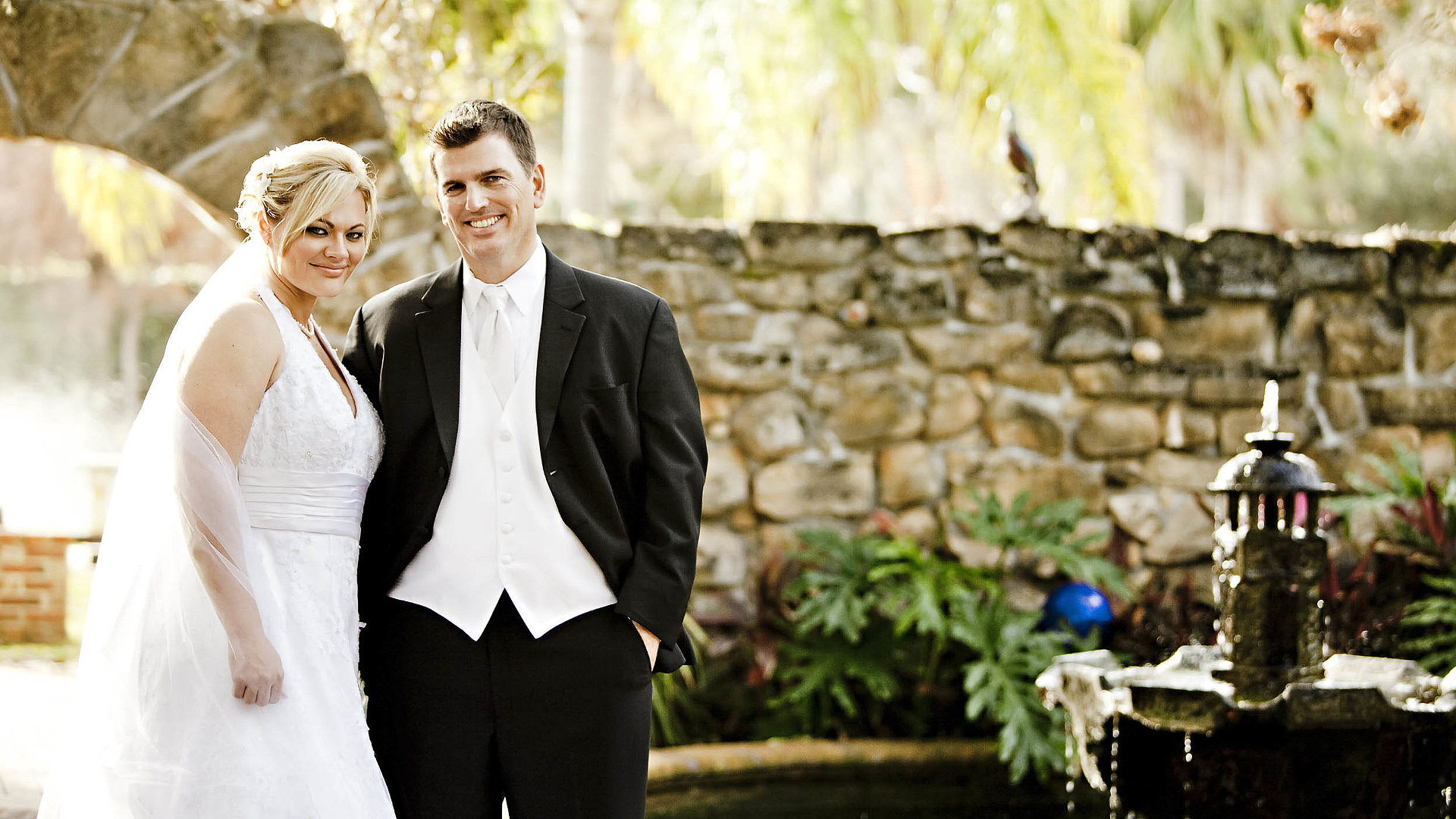Heiraten in Mittelfranken - junges Ehepaar lächelt in die Kamera