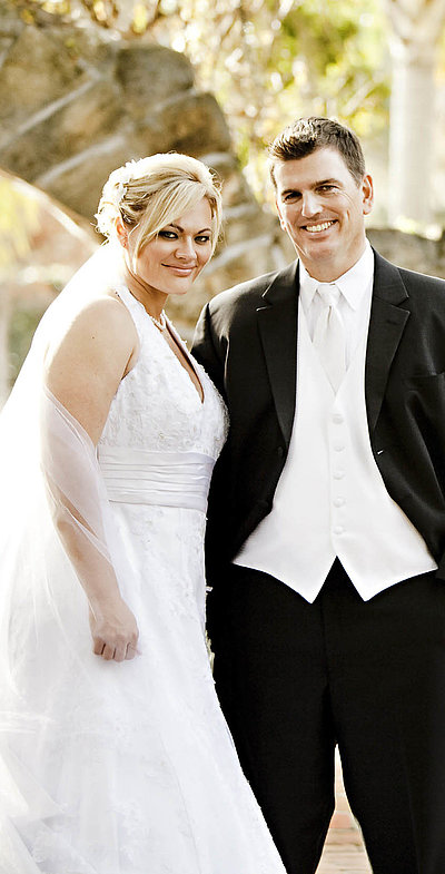 Heiraten in Ingolstadt - junges Ehepaar lächelt in die Kamera