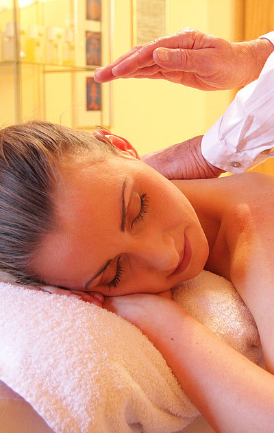 Wellness in Ingolstadt - junge Frau genießt Massage