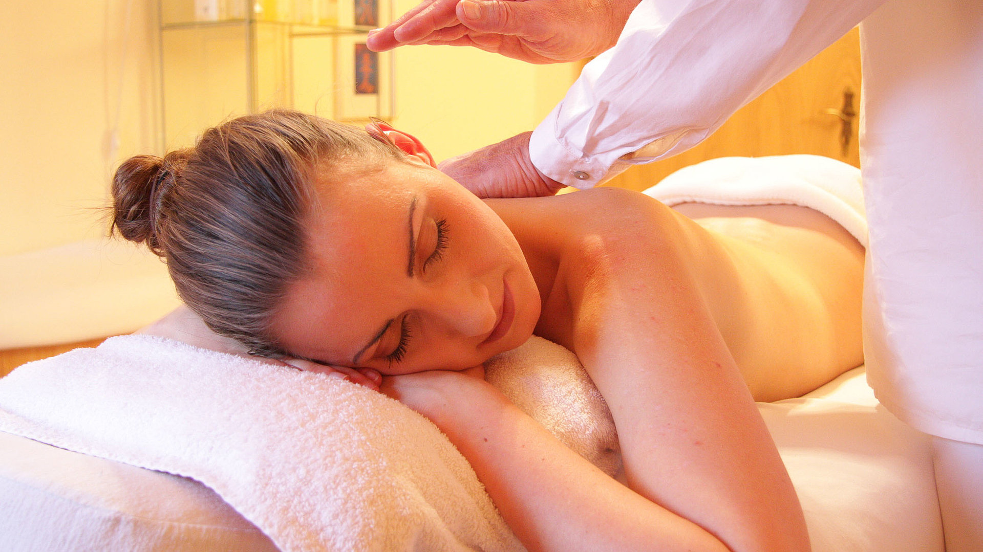 Wellness im Ostallgäu - junge Frau genießt Massage