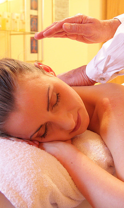 Unterkünfte mit Wellness in Franken - junge Frau genießt Massage