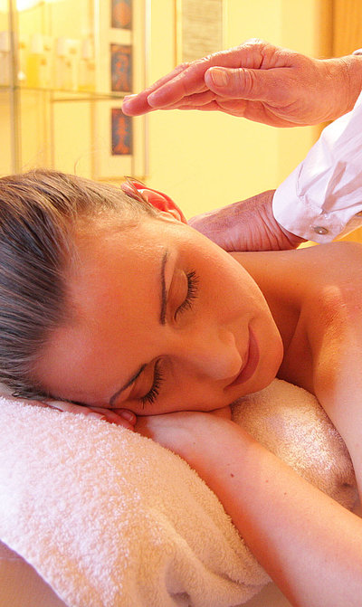 Unterkünfte mit Wellness in Mittelfranken - junge Frau auf einem Massagebett genießt Massage